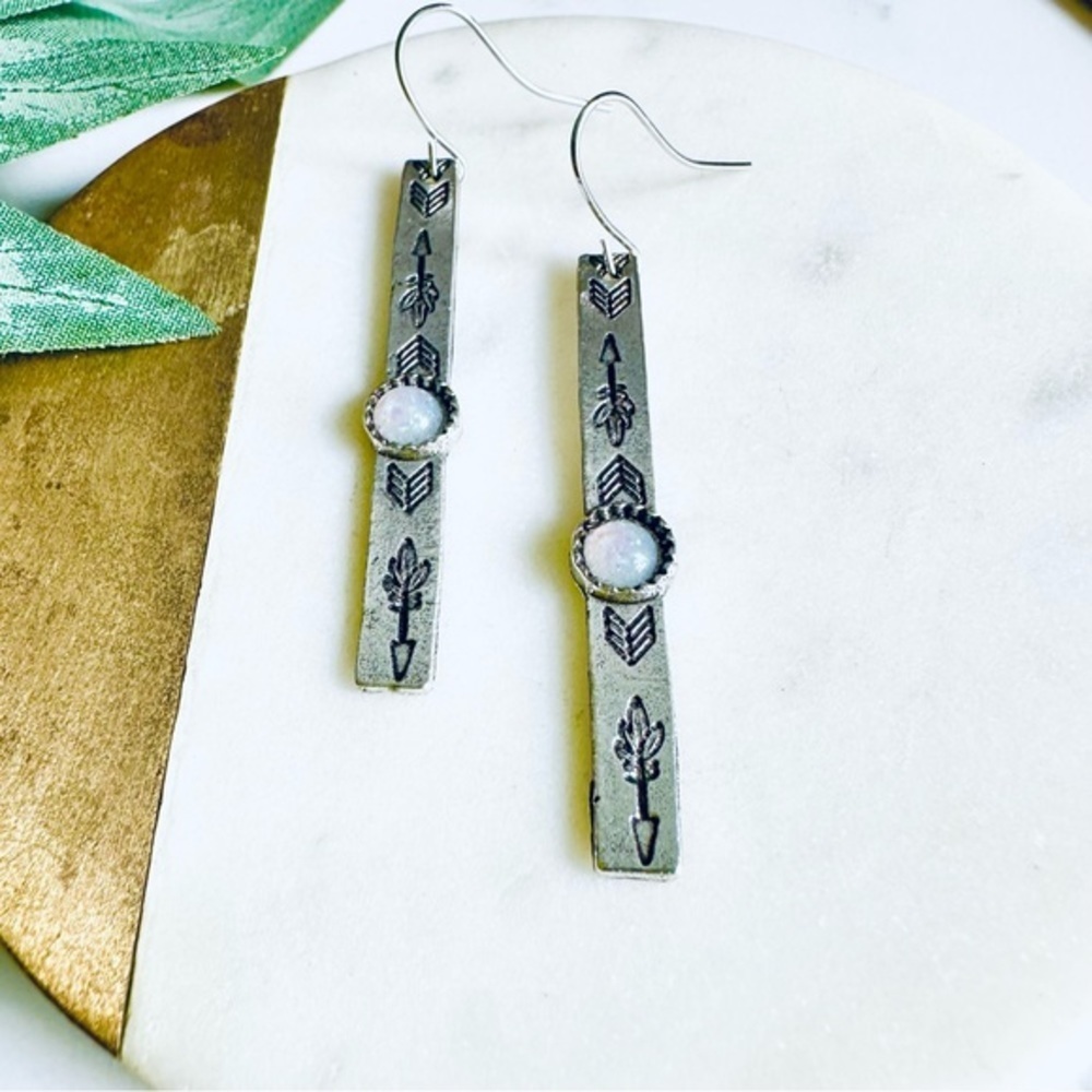 3/$22š©¶ Silver Arrow Stamped Earrings Etched Inlaid Iridescent Crystal NEW - Picture 8 of 15